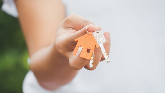 menschen-gemischt-haus-schluessel-halten