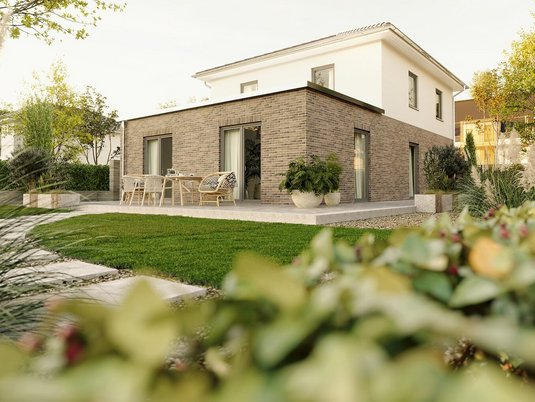 Ext_Stadthaus_Flair_124_Staffelgeschoss_zweidrittel_Klinker_Garten