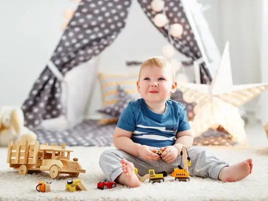 Haus-Familie-Wohnen-Serie-3 Kleinkind im Kinderzimmer.