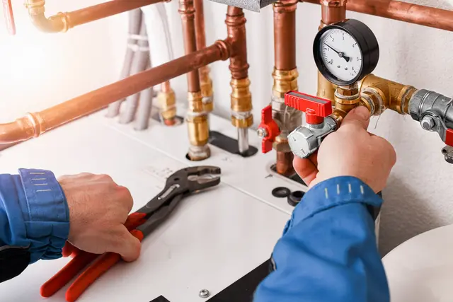 Heizungsleck vermeiden mit System Heizungsanlage im Technikraum mit Wartungsetikett und trockener Umgebung zum Schutz vor Wasserschäden
