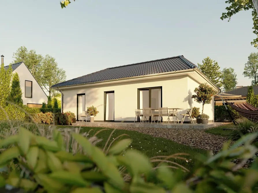 Bungalow 78 mit heller Putzfassade und Gartenterrasse Bungalow 78 in heller Putzoptik mit einladender Terrasse und gepflegtem Garten, fotografiert bei Sonnenschein aus Gartenperspektive.