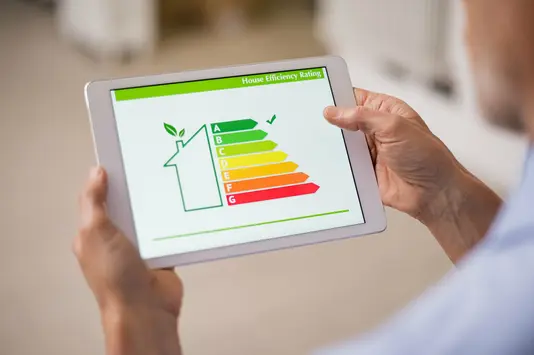 energie-sparen-haus-hausbau-geld-foerderung-03 Tablet mit Energieverbrauch